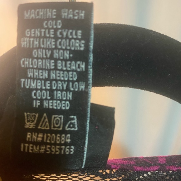 Magenta leopard print V/neck top 🌸 - Picture 4 of 4